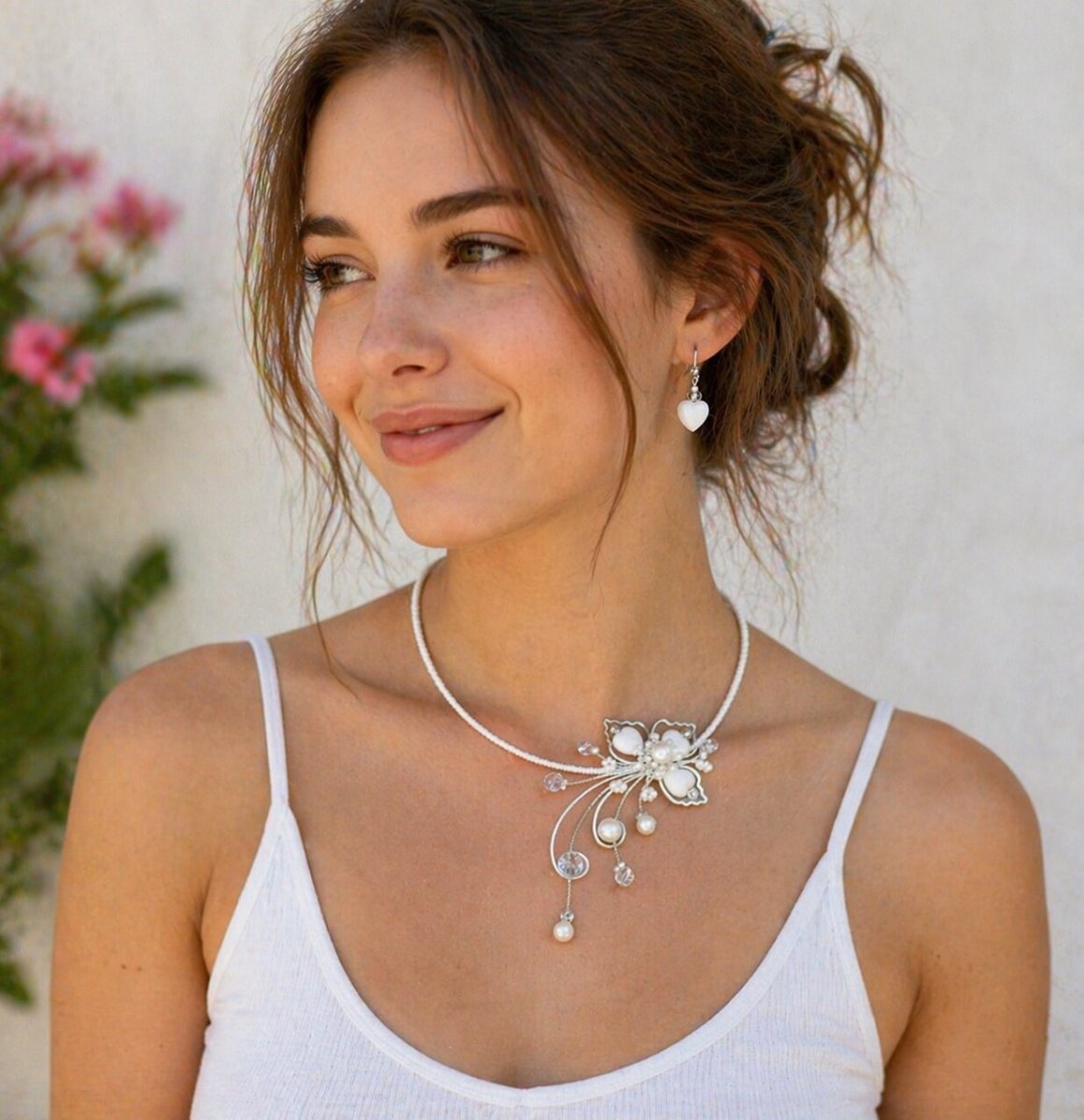 Elegantní ručně vyráběný náhrdelník s květinovým motivem a zelenými perličkami