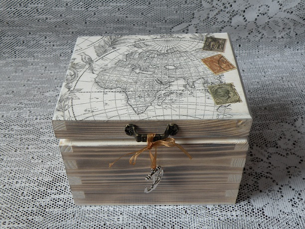 Originální romantická krabička s vintage mapou a známkami