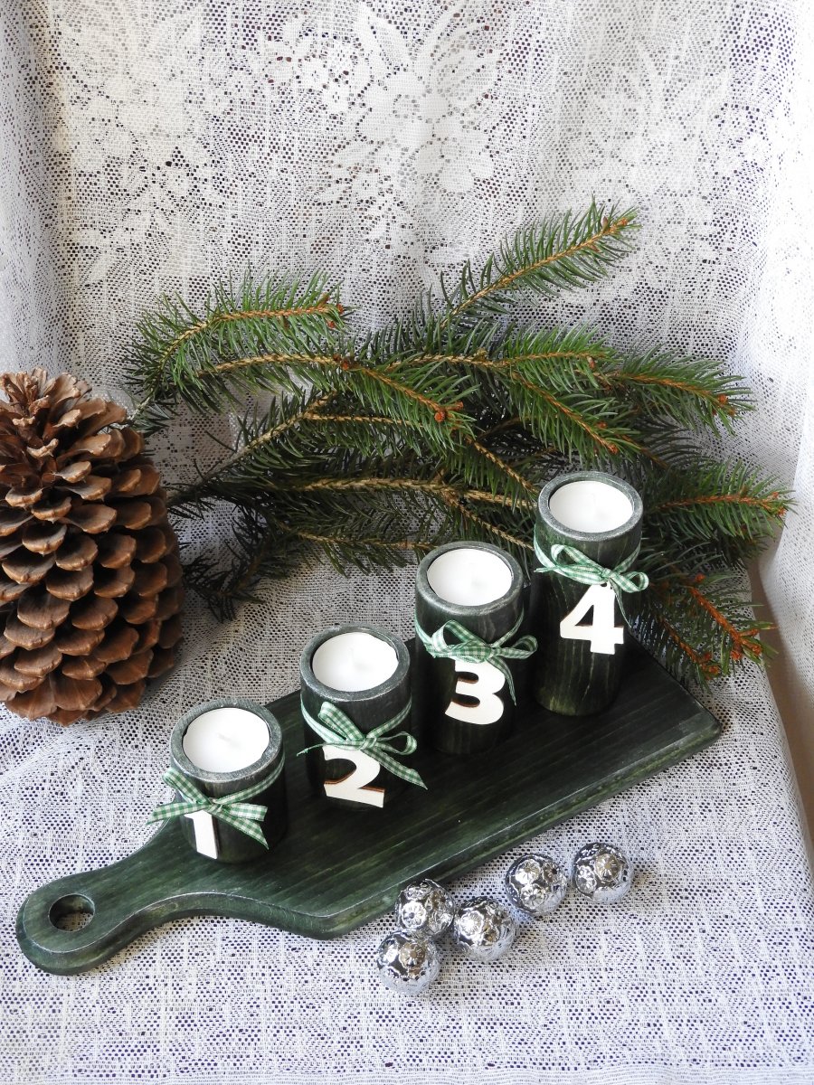 Rustikální dřevěné svícny s prkénkem zelená