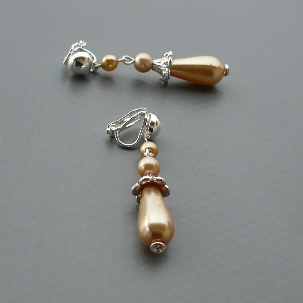 Delší zvonečkové kapky - béžové perličkové klipsy