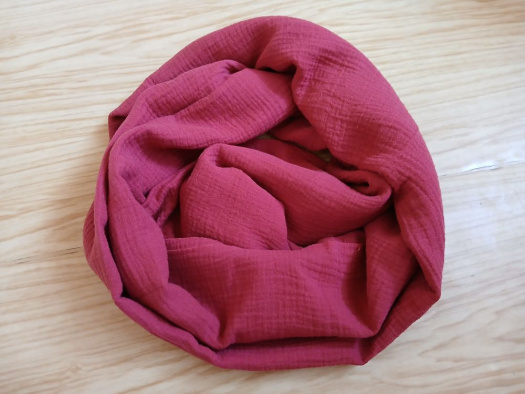 Měkký šitý nákrčník z fáčoviny (chilli)