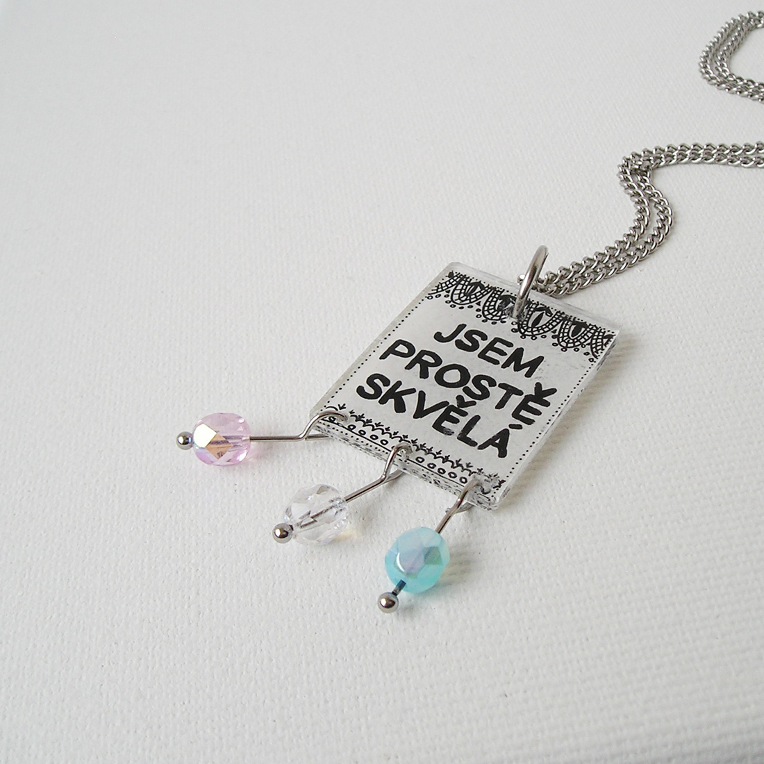 plastový přívěsek s motivačním textem, nerez