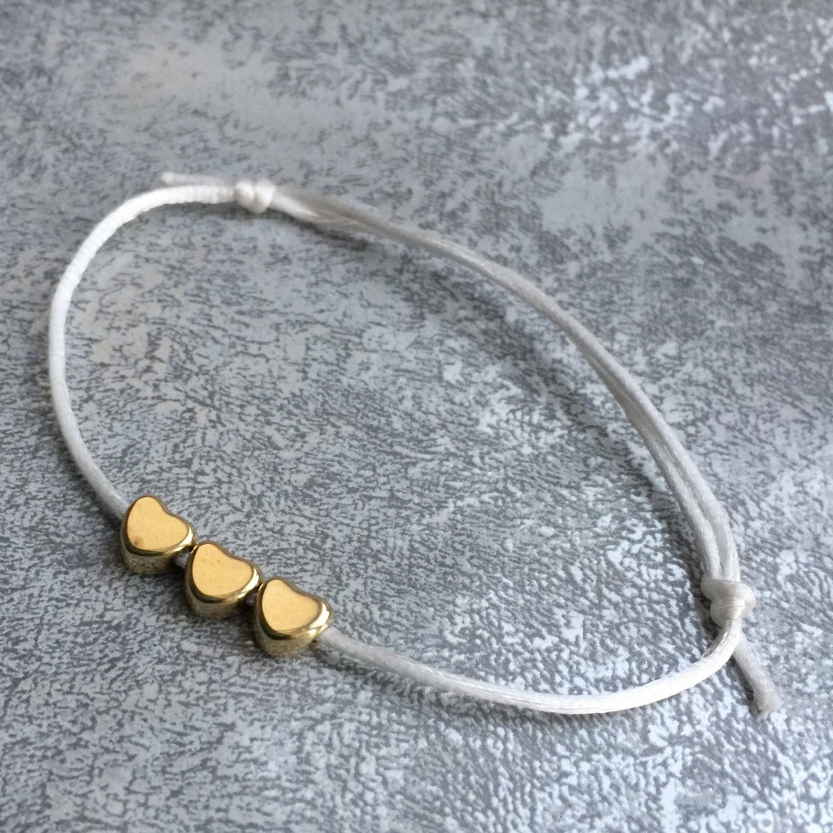 Tři srdíčka - bílý náramek 