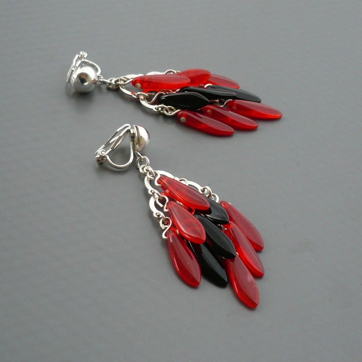 Červenočerný vánek - klipsové náušnice