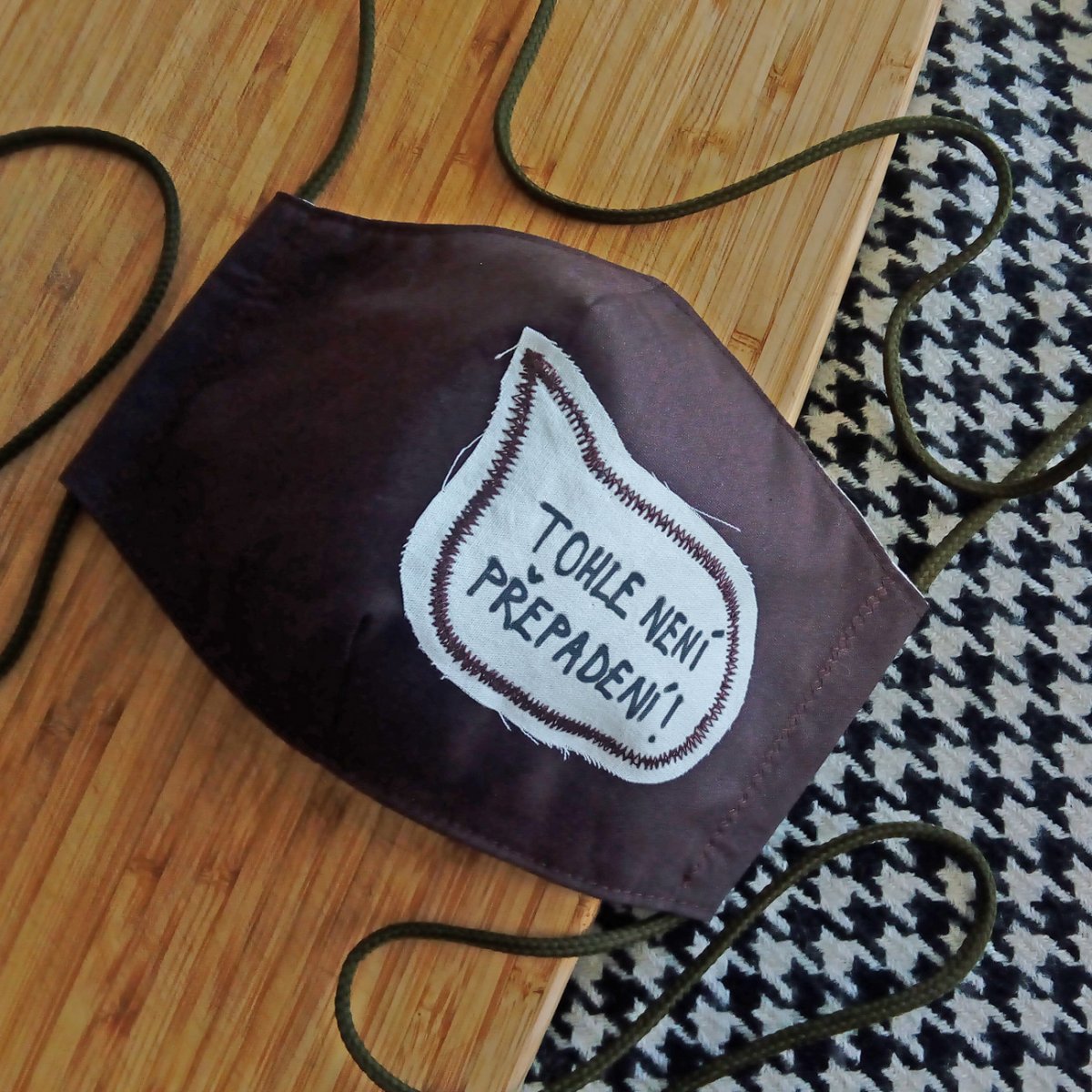 Pánská hnědá rouška s nápisem Přepadení