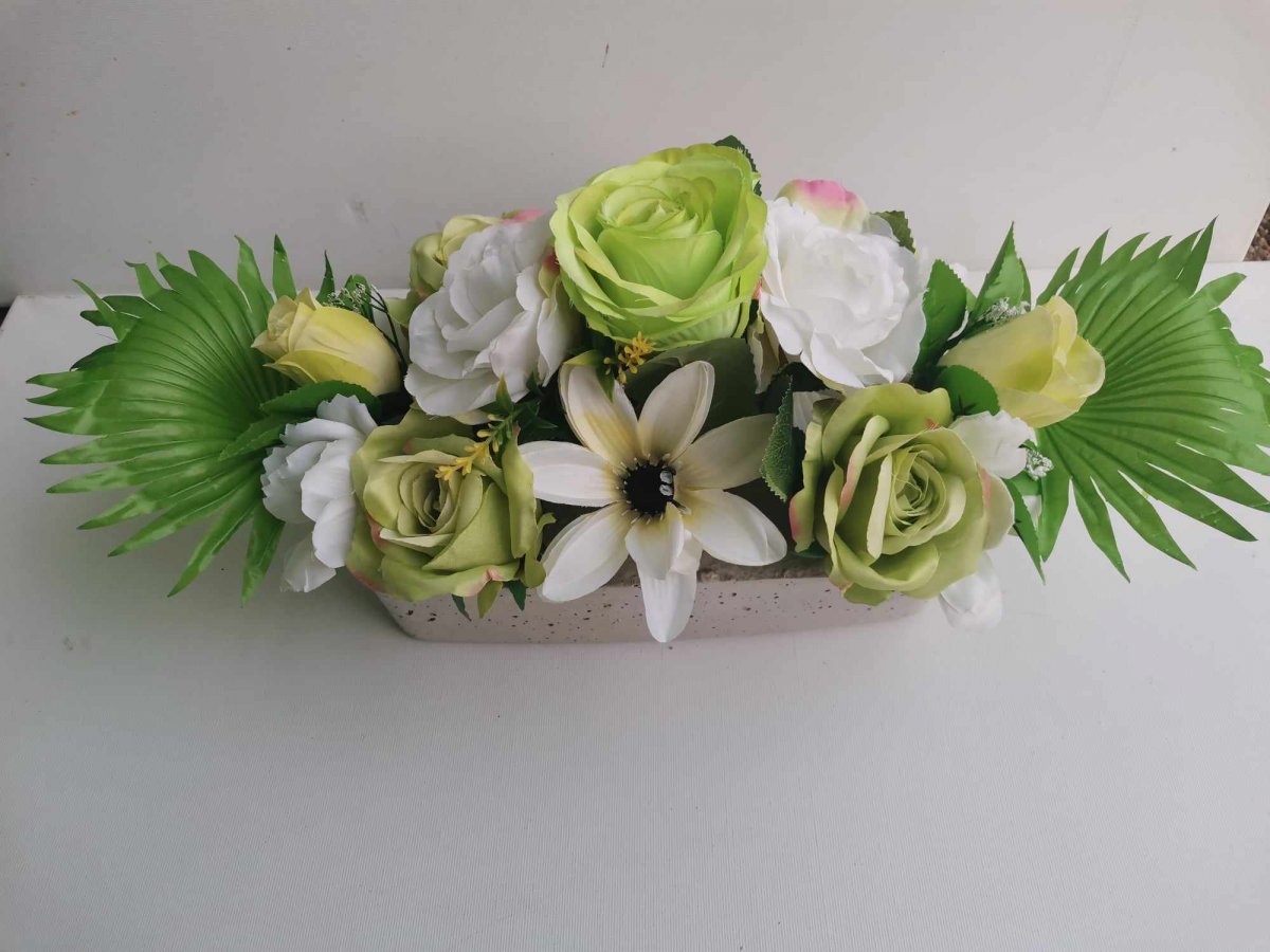 Květiny v betonové míse