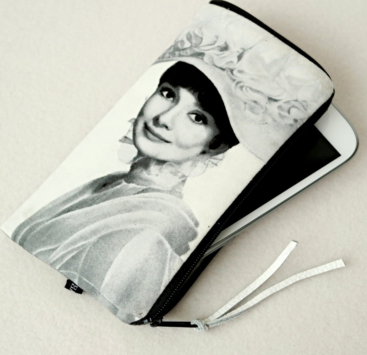 AUDREY HAPBURN - obal na mobil