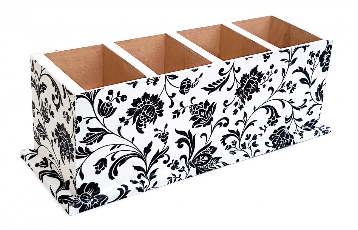 dřevěný stojánek na pastelky černobílé květy