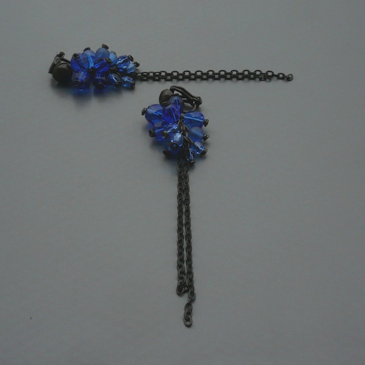 Modročerné dlouhé klipsové náušnice na černém