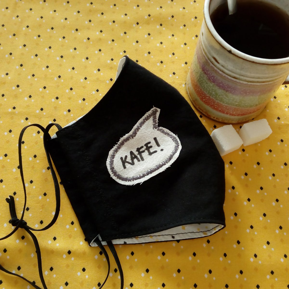 Černá rouška s nápisem Kafe!