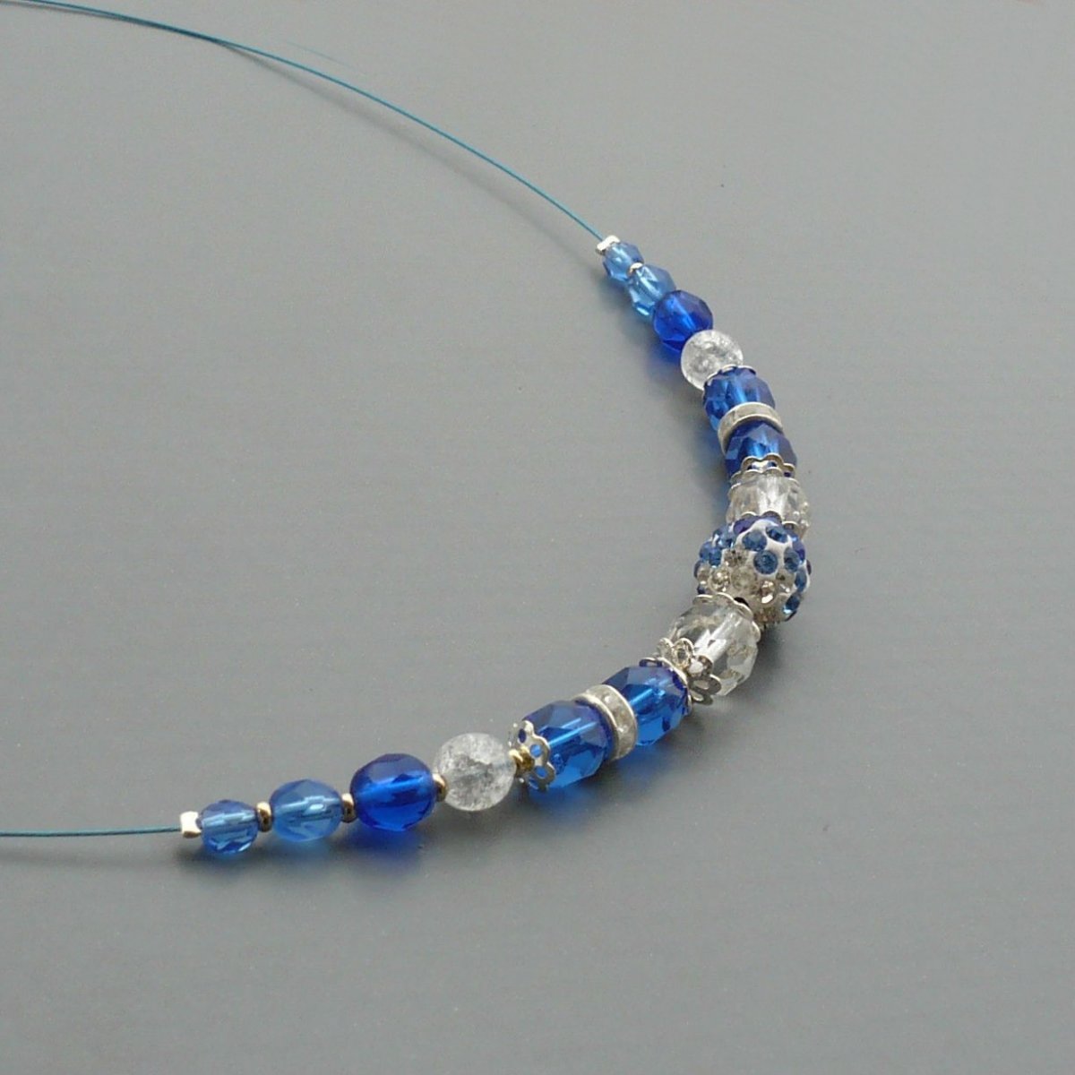 Modročirý jednořadý náhrdelník s kamínky 