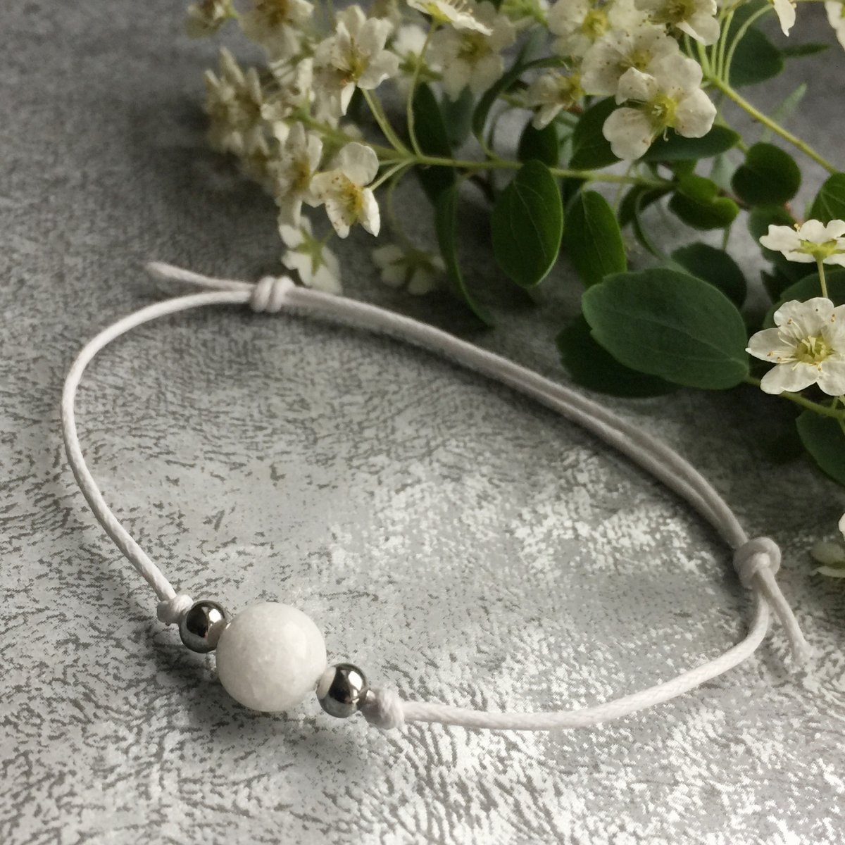 Bílý náramek s jadeitem