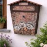 Ručně malovaná poštovní schránka s ježečky – podzimní motiv