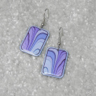 Fialové náušnice s jemným vzorem