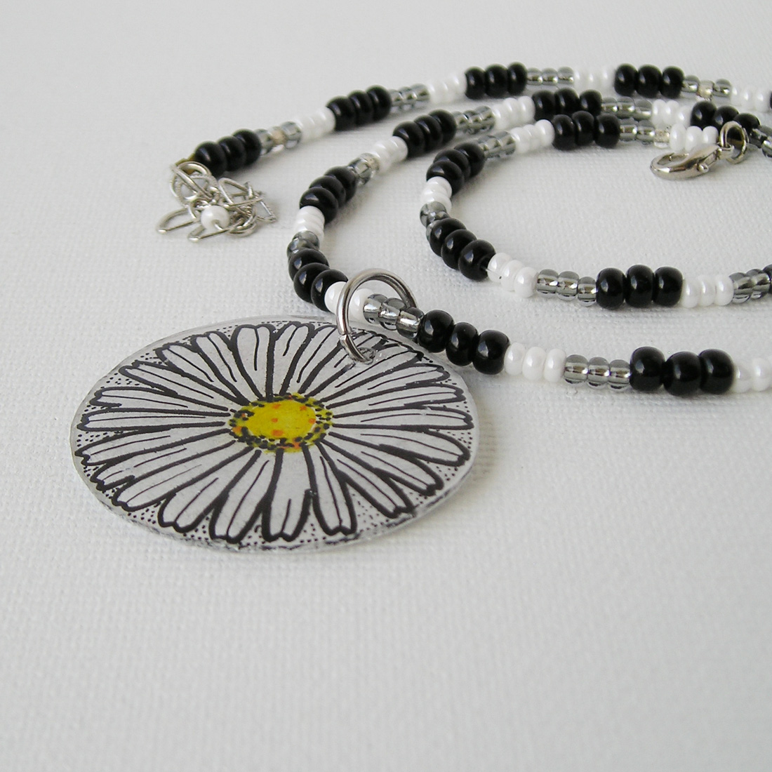 černobílý náhrdelník s kopretinou