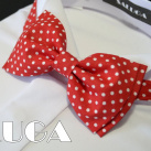 Červený motýlek na bílé tečky