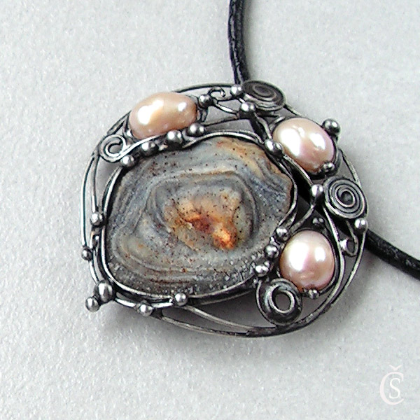 Třpyt na hladině - Chalcedonová růže, perla