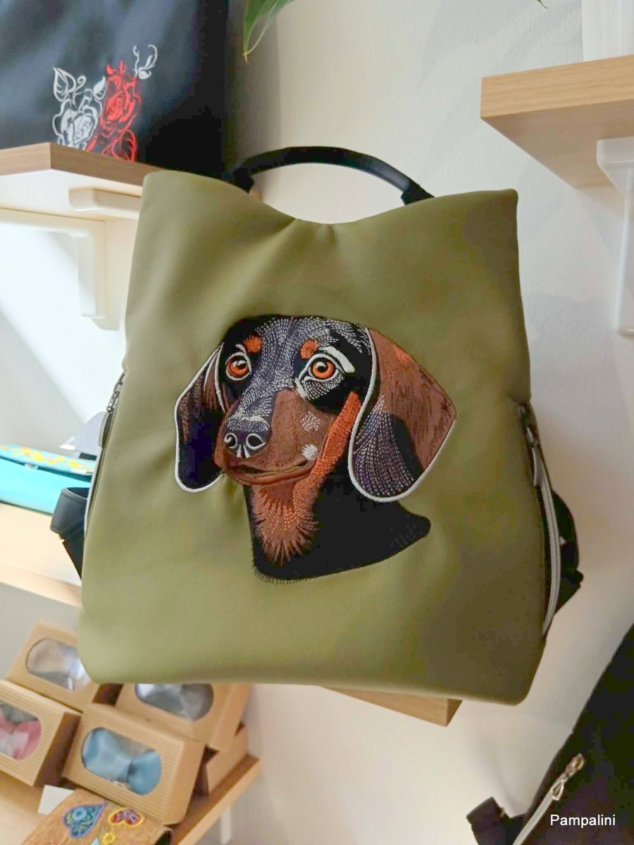 Vyšívaný batoh Safe - Jezevčík na zelené