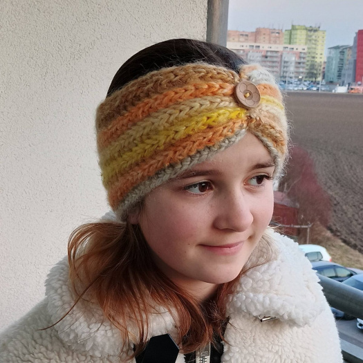 Čelenka s knoflíkem