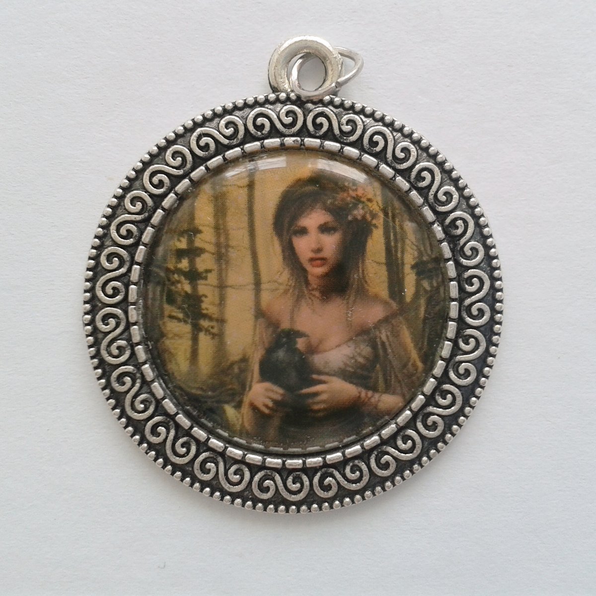 aiv1391	Přívěsek Dívka s vránou 