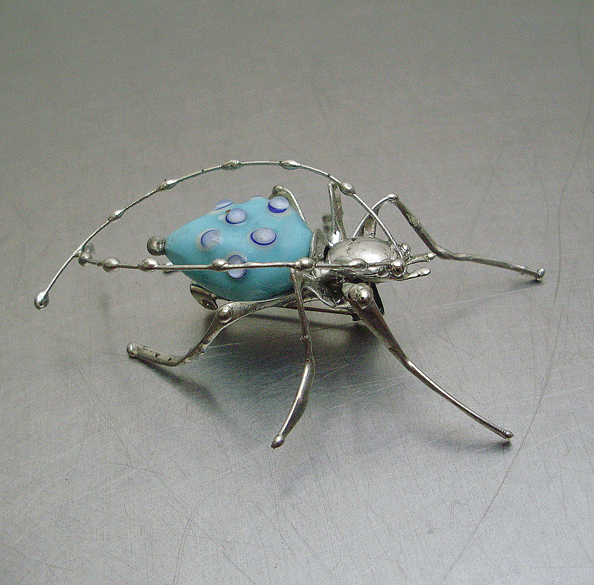 NENÍ BROUČEK JAKO BROUČEK