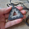 Přívěsek - trojúhelník v šedostříbrném provedení