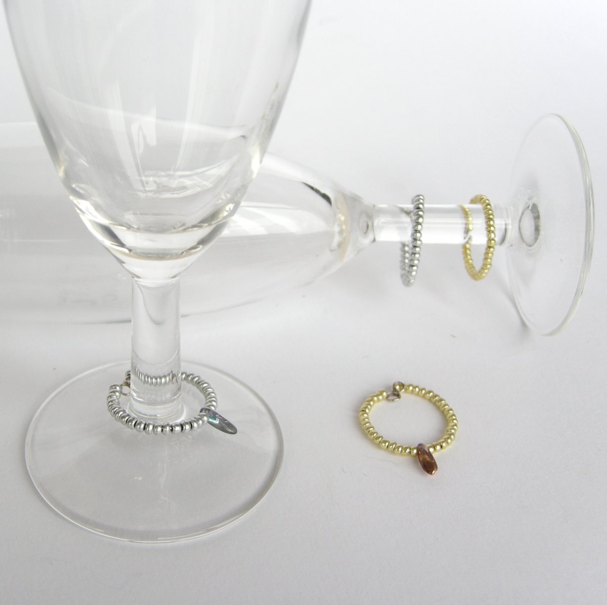 aiv0004	Rozlišovací kroužky na sklenici