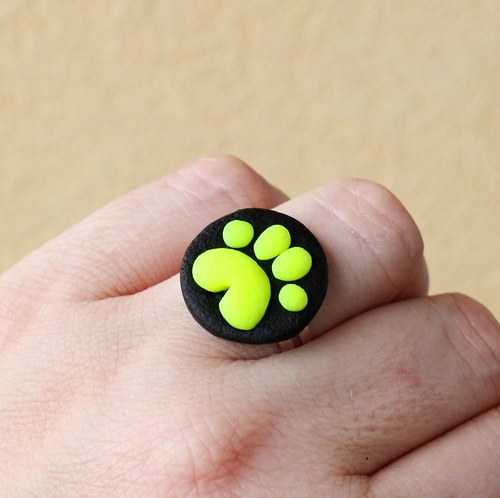 prstýnek s tlapičkou, stopou