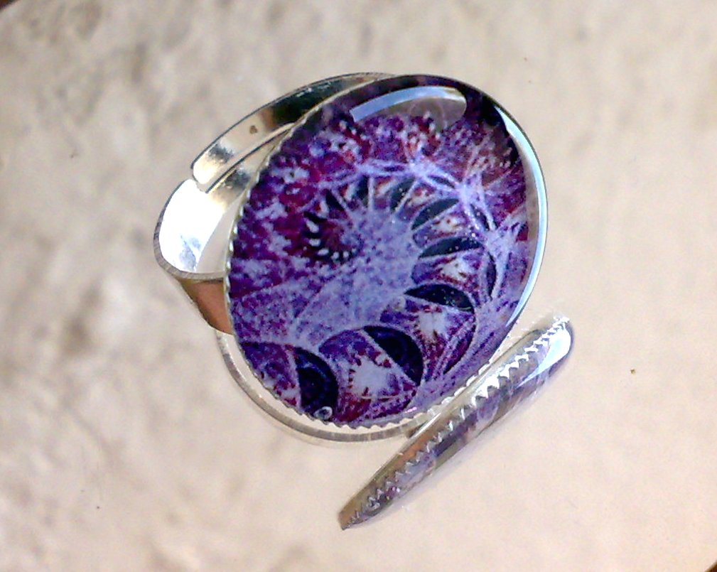 Prstýnek s fialovou spirálkou