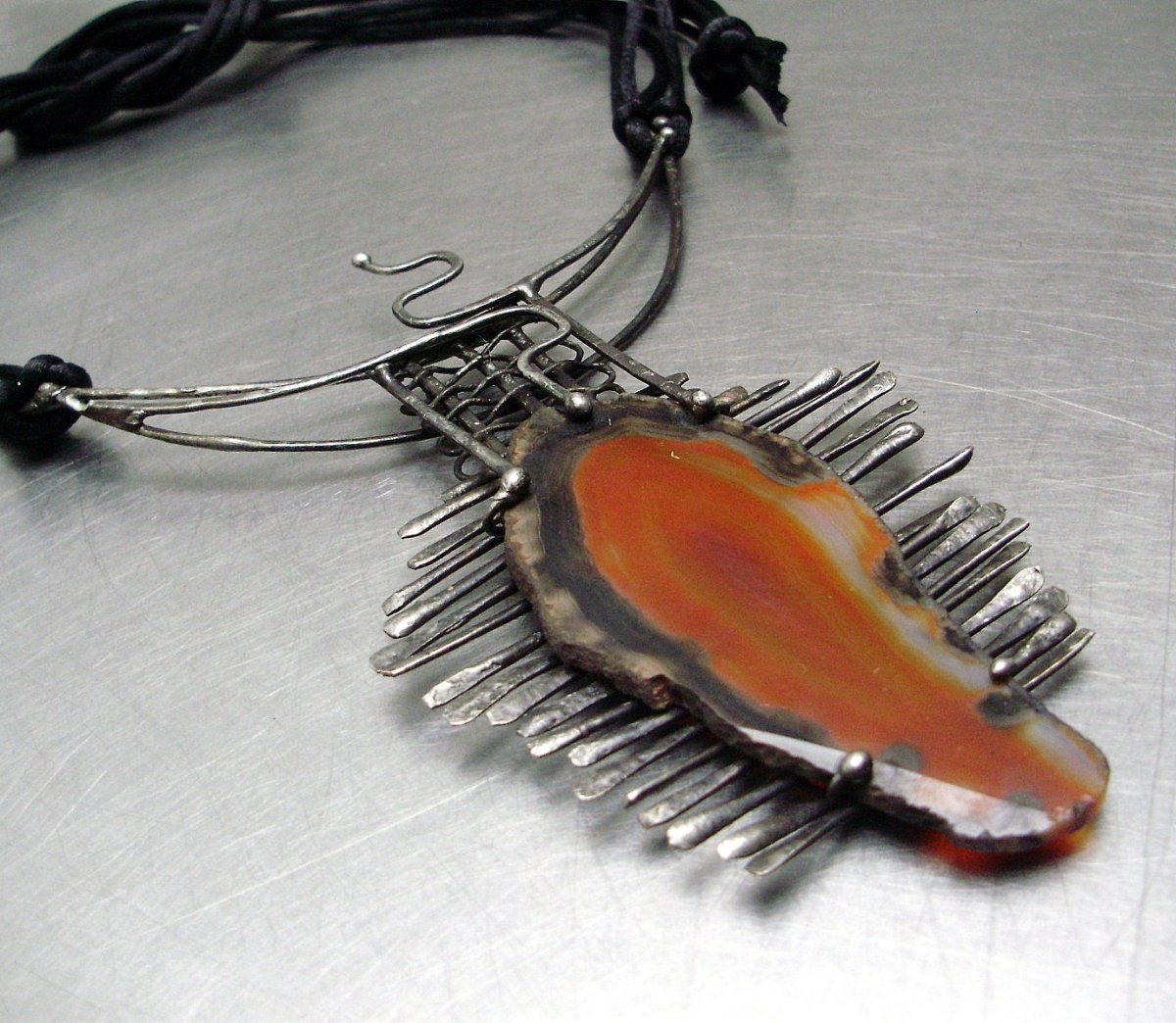 NÁHRDELNÍK OHNIVÝ TANEC