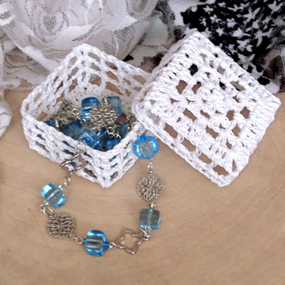 Háčkovaná krabička - bílá