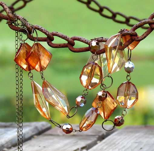 Dlouhý náhrdelník v barvách medu