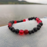 Náramek dřevo a sklo černo červený