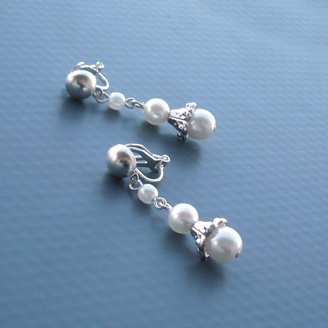 Delší zvonečky - bílé klipsové náušnice