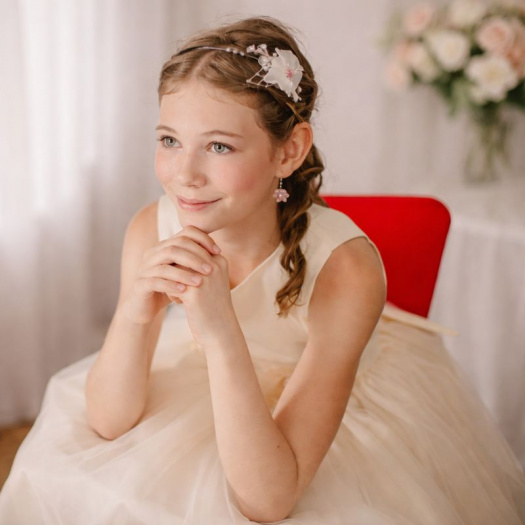 Slavnostní vlasová ozdoba pro dívku – jemný květ