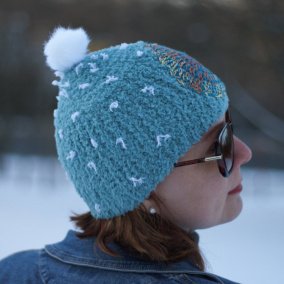 Čepice střapatá když padá sníh