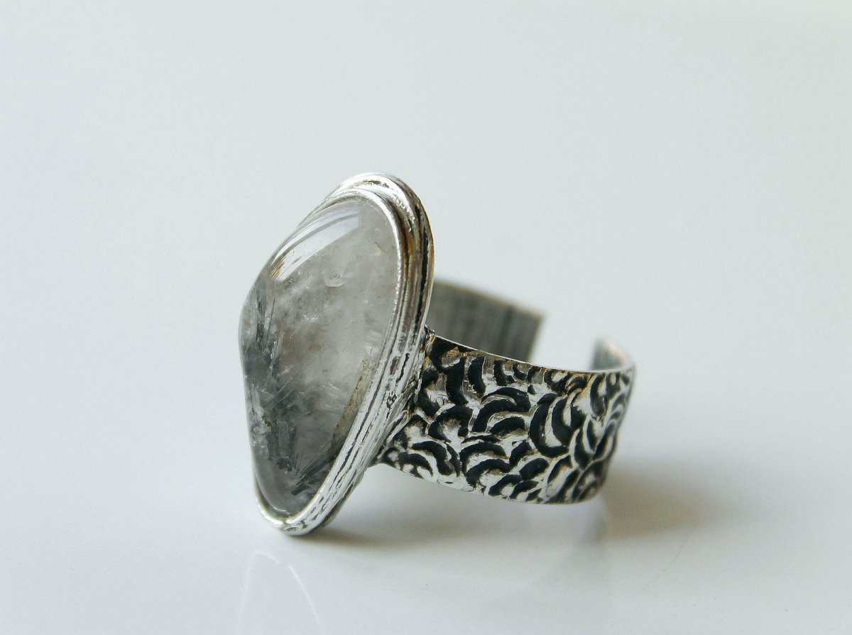 Polostín .. ( křišťál s turmalínem )