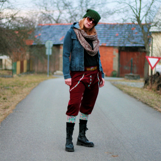 Kalhoty baggy 3/4 rubín a mozaika