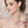 Elegantní náhrdelník a ozdoba do vlasů s jemnými květinovými prvky