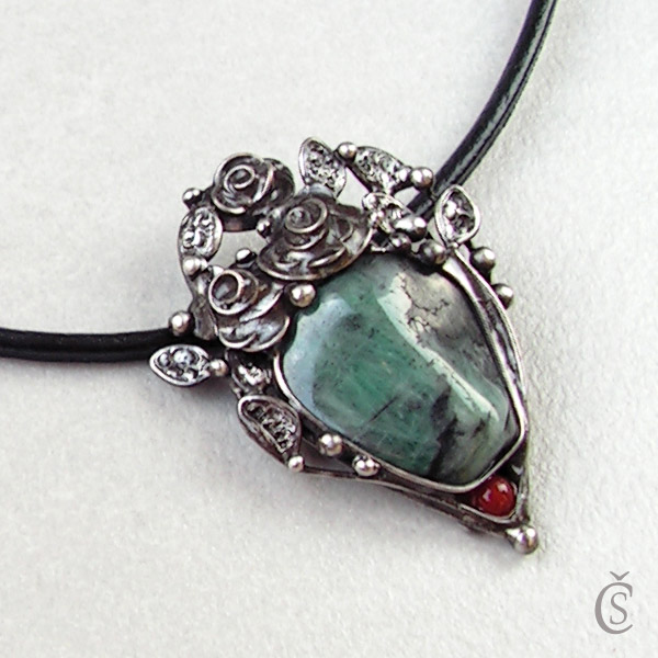 Růžičkový náhrdelník - Smaragd