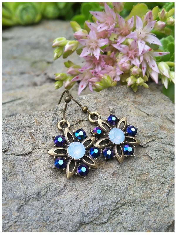 Elizabeth II.  (828)