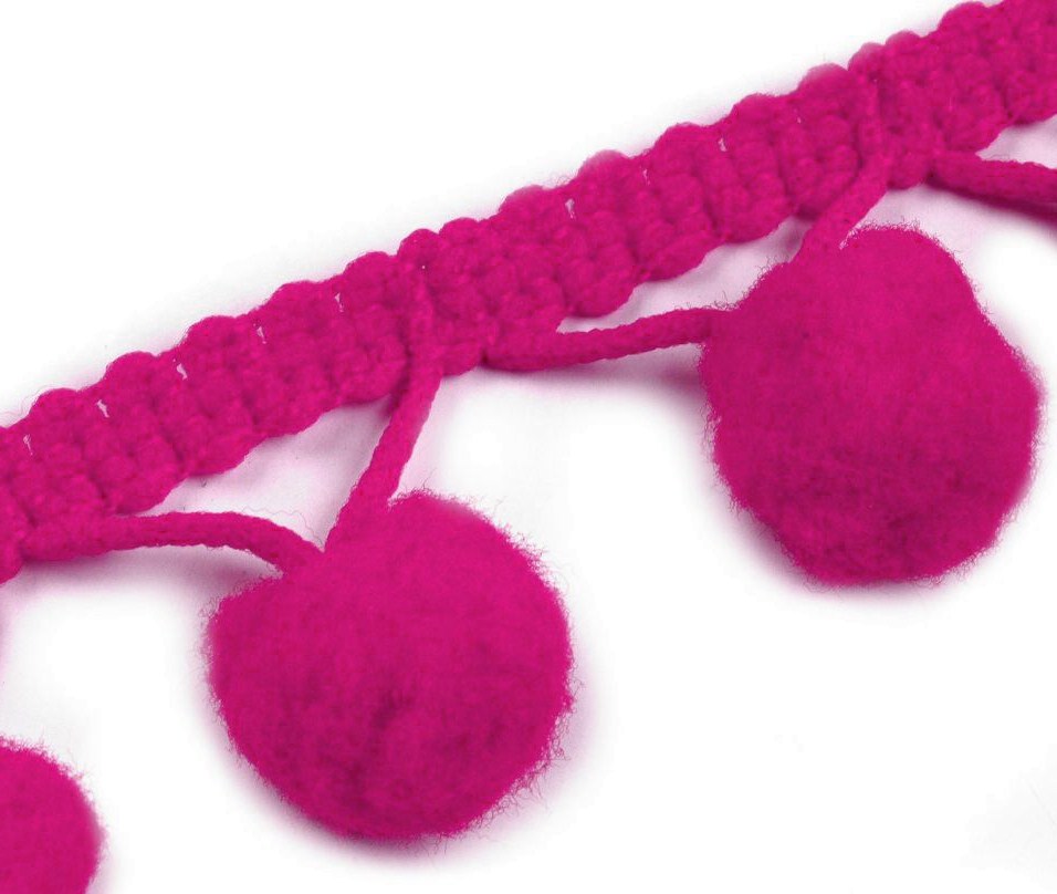 Prýmek s bambulkami.