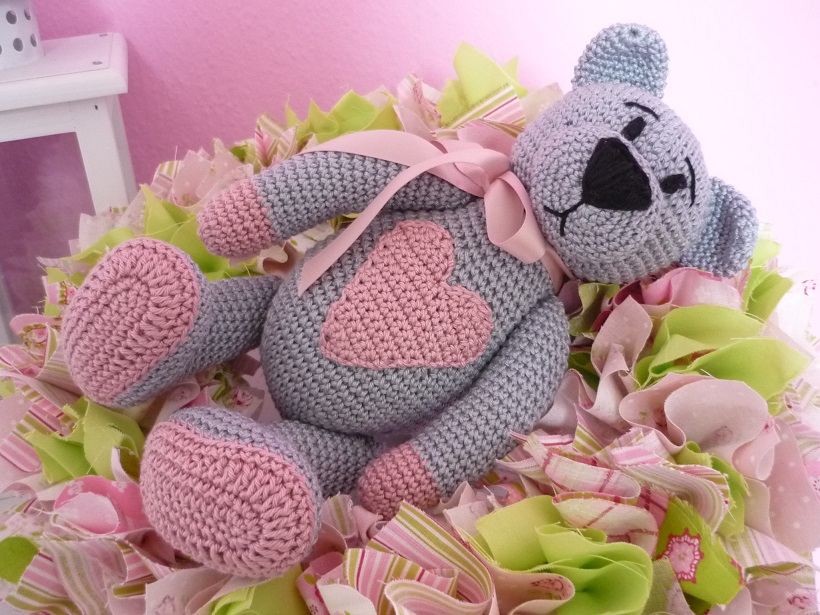 Háčkovaný medvídek se srdíčkem