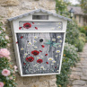 Ručně malovaná poštovní schránka – máky a kopretiny