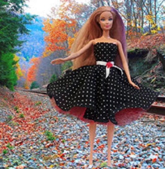 černé šatičky s puntíky pro Barbie