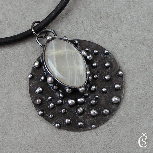 Půlnoční  - Měsíční kámen