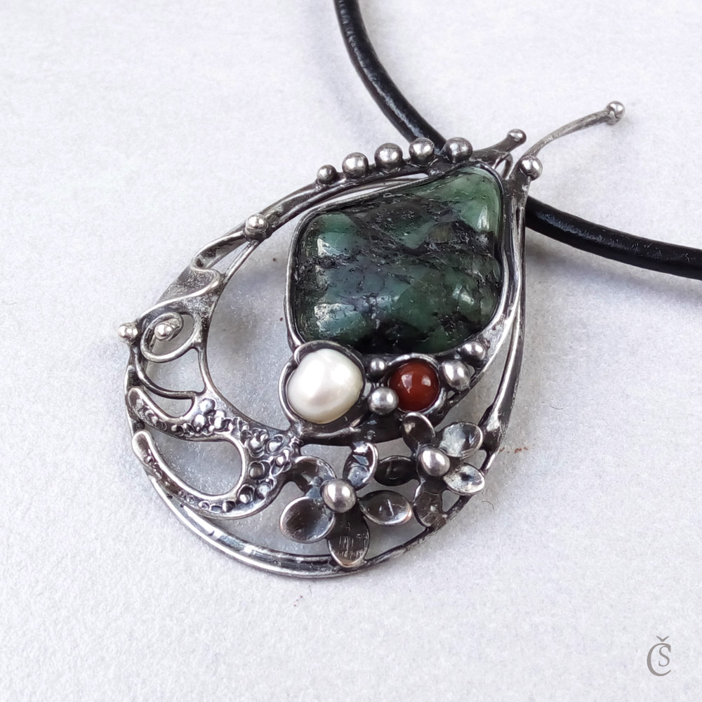 Šperk "Malá slza" - Smaragd, Perla, Achát