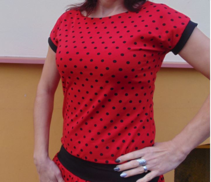 TRIČKO PUNTÍKY NA ČERVENÉ