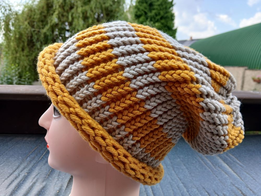 Pletená spadlá čepice (hořčicová a světle béžová)