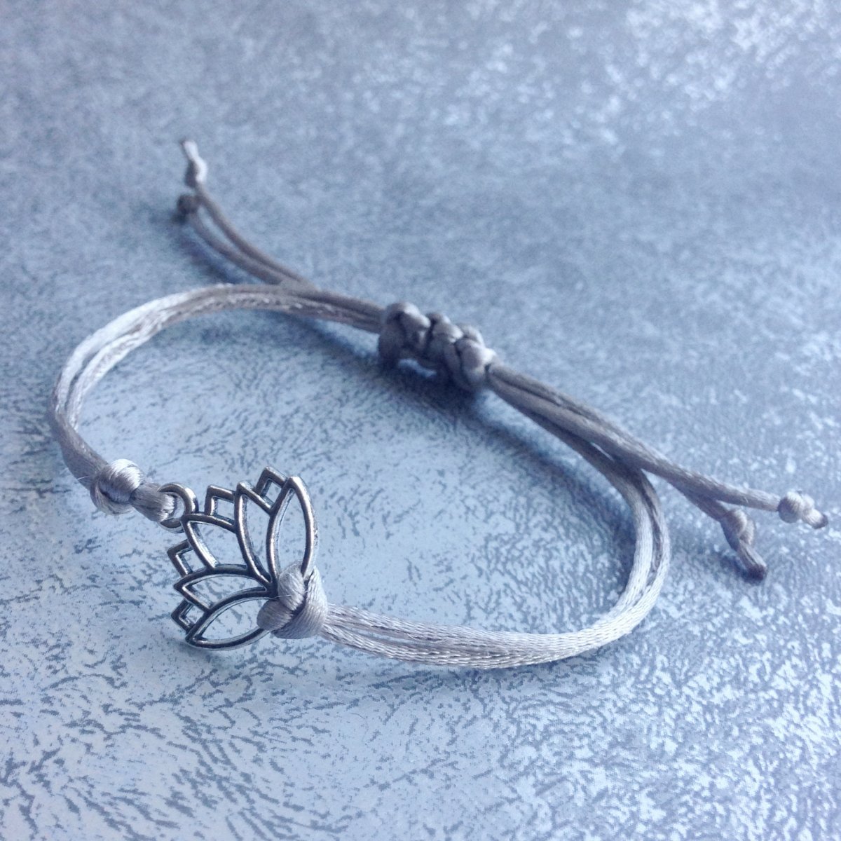 Stříbrný náramek s lotosovým květem